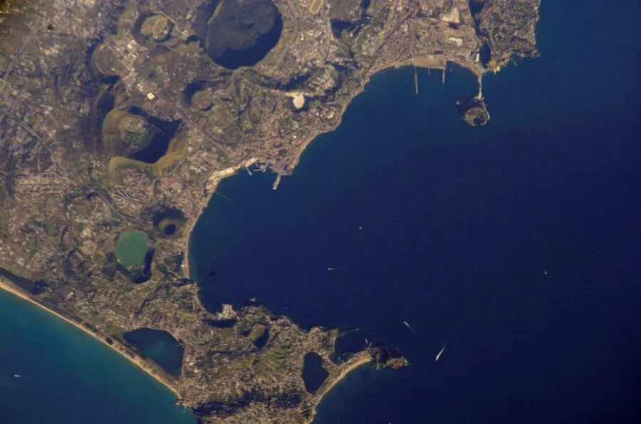 Vista orbitale di Pozzuoli e della caldera dei Campi Flegrei