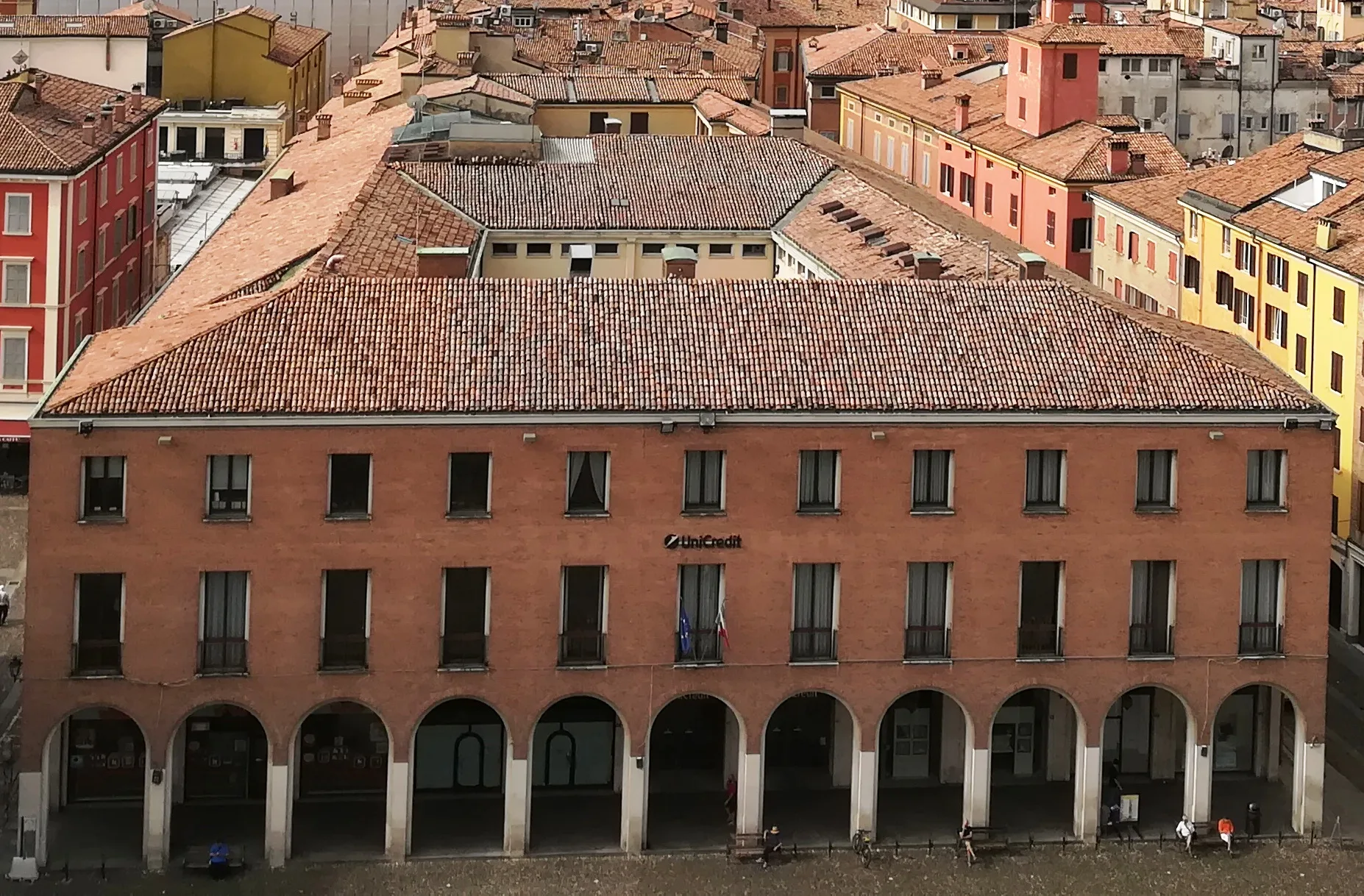 Filiale UniCredit in Piazza Grande a Modena, contesto bancario italiano