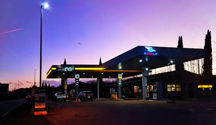 Stazione di servizio italiana con pompe di benzina e diesel