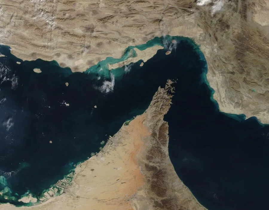 Vista satellitare dello Stretto di Hormuz tra Golfo Persico e Golfo di Oman
