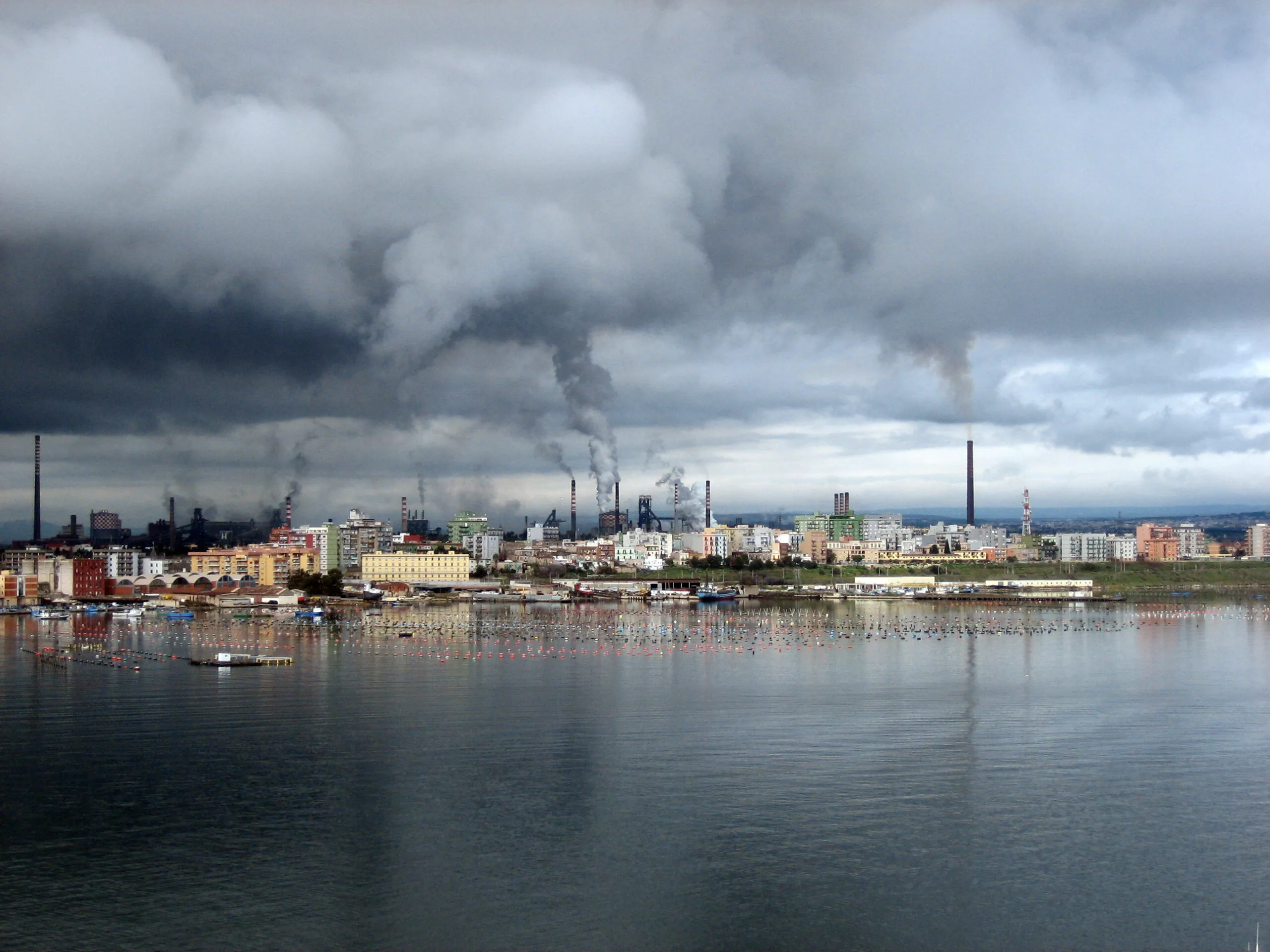 Unità produttiva Ilva di Taranto con impianti e ciminiere