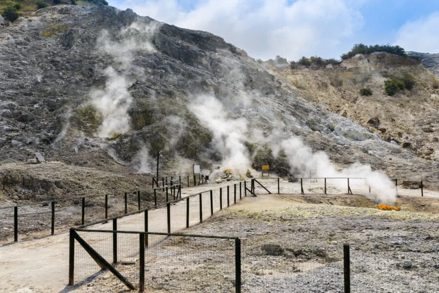 Fumarole nella Solfatara di Pozzuoli, nei Campi Flegrei