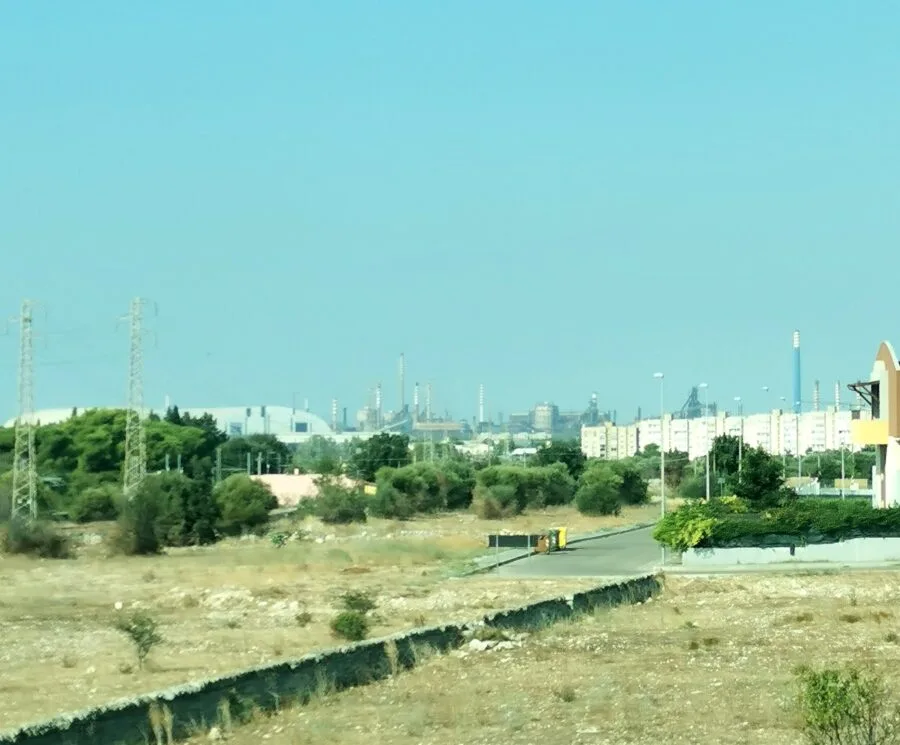Acciaierie di Taranto viste dalla citta'