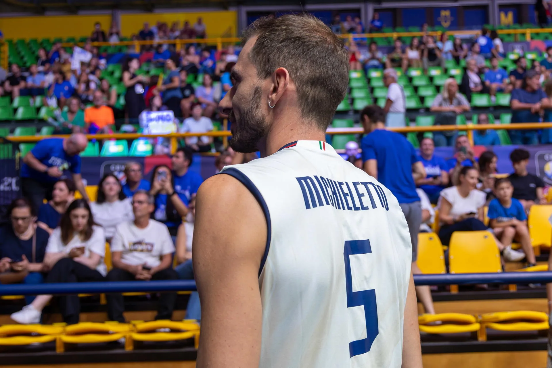 Alessandro Michieletto con la maglia dell'Italia al PalaPanini durante EuroVolley 2026