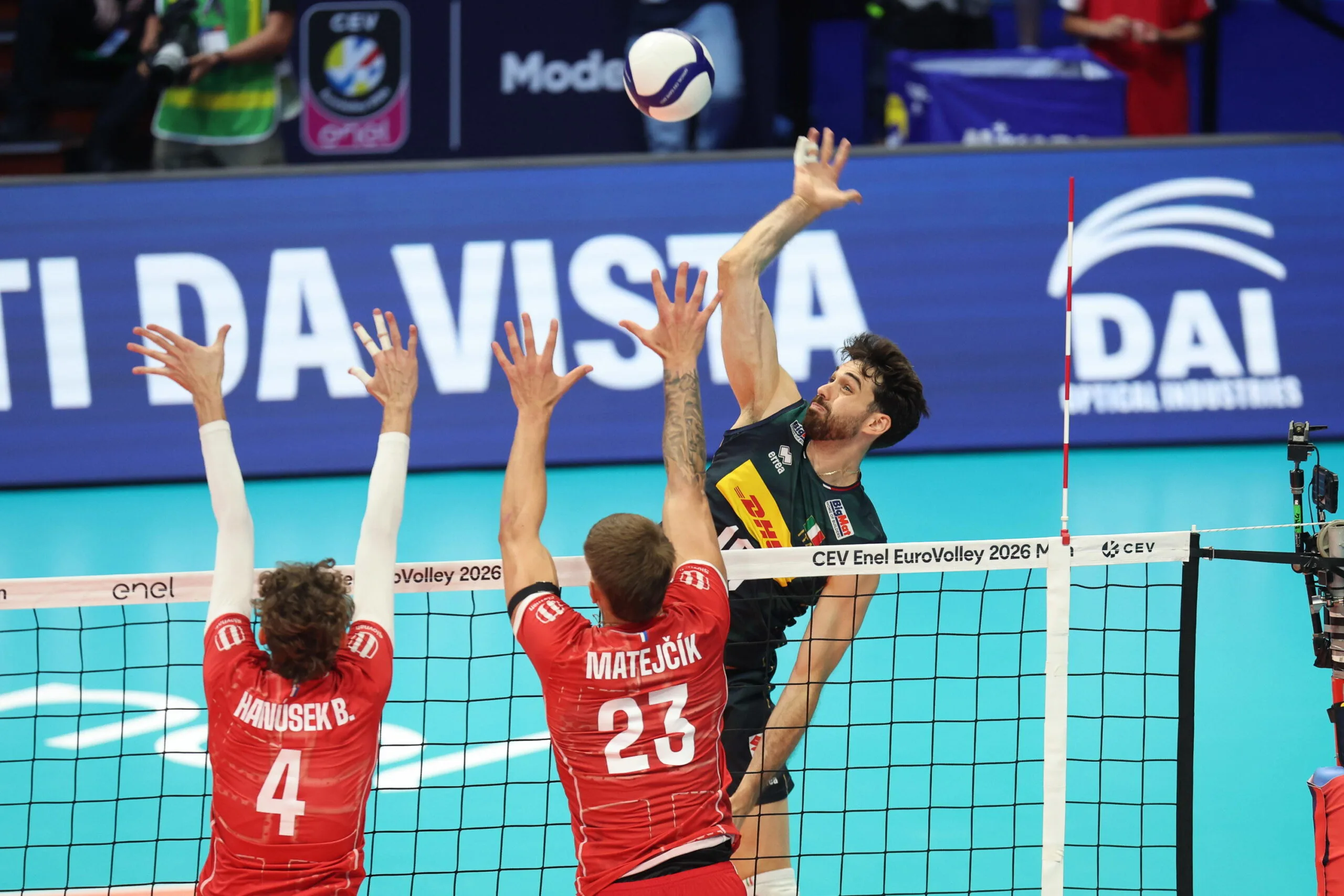 Italia in attacco contro la Slovacchia al PalaPanini negli Europei di volley 2026