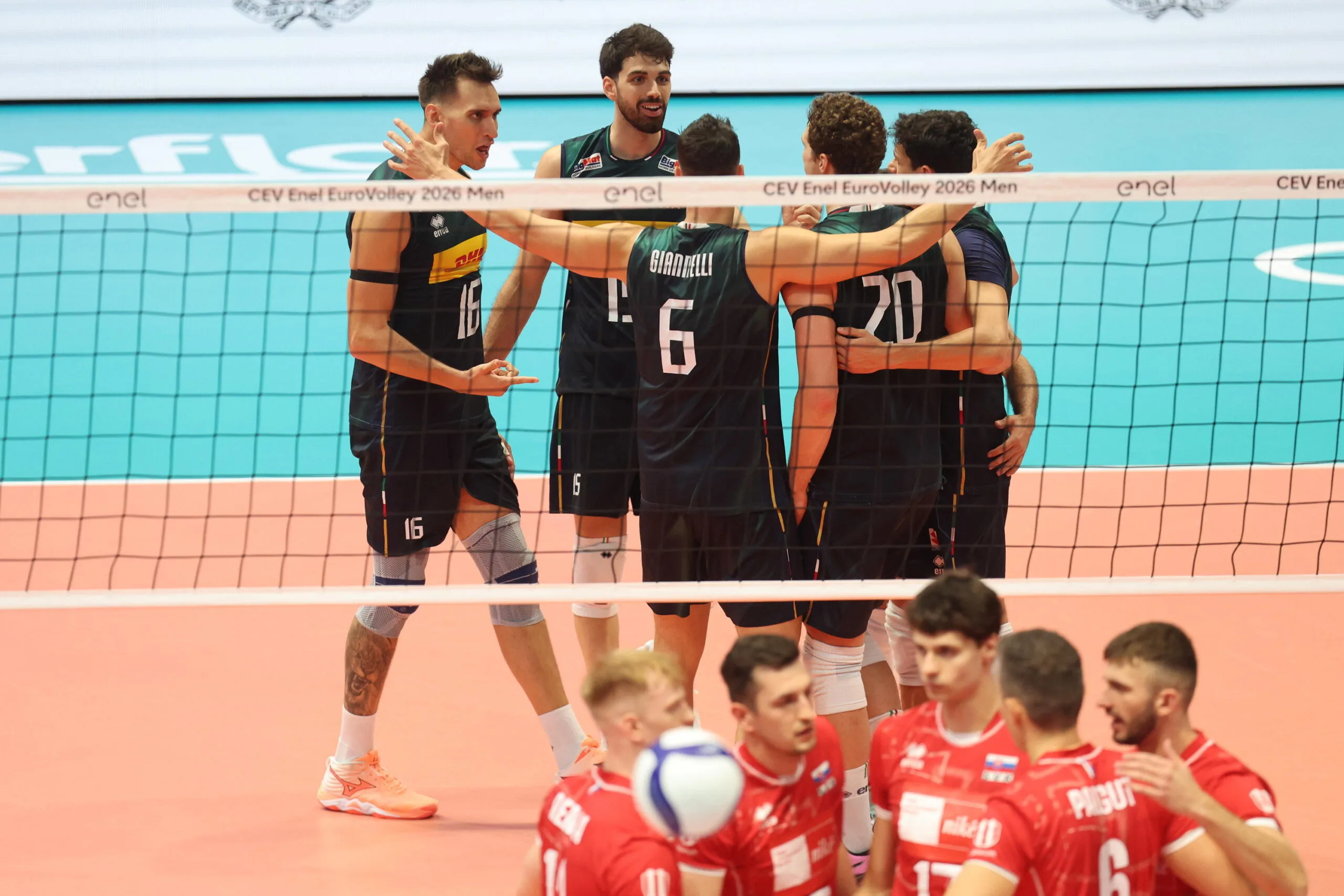 Gli azzurri si riuniscono sotto rete durante Italia Slovacchia agli Europei di volley 2026