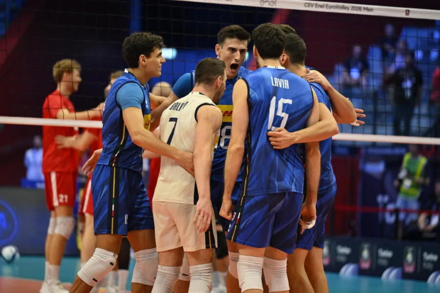 Giocatori dellItalia di volley riuniti in campo durante la sfida con la Danimarca