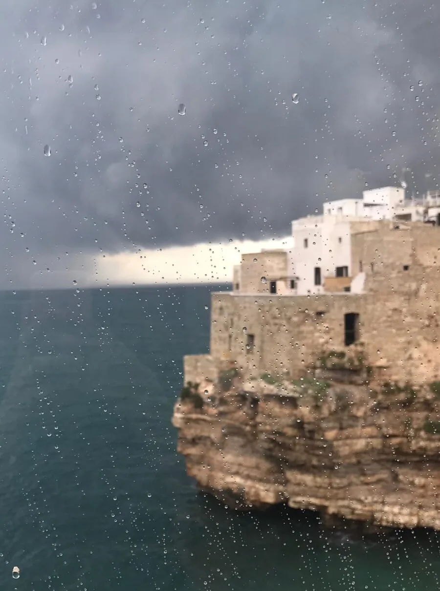 Pioggia e cielo scuro su Lama Monachile a Polignano a Mare