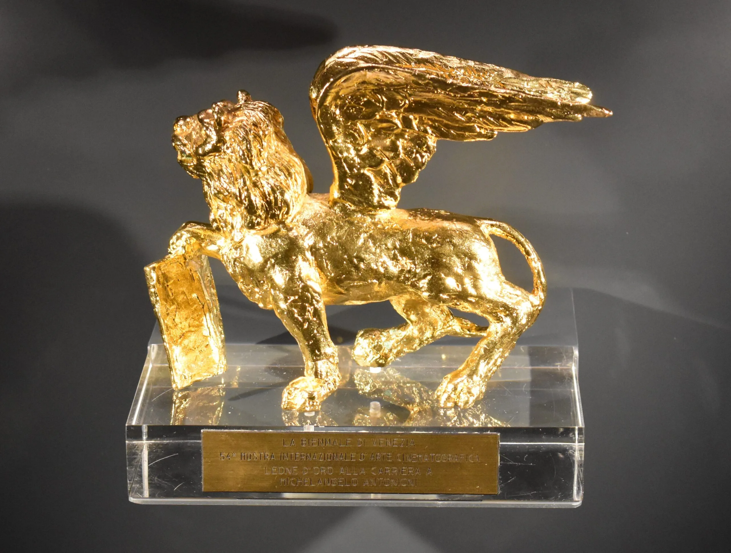 Leone d'oro della Biennale di Venezia esposto in teca