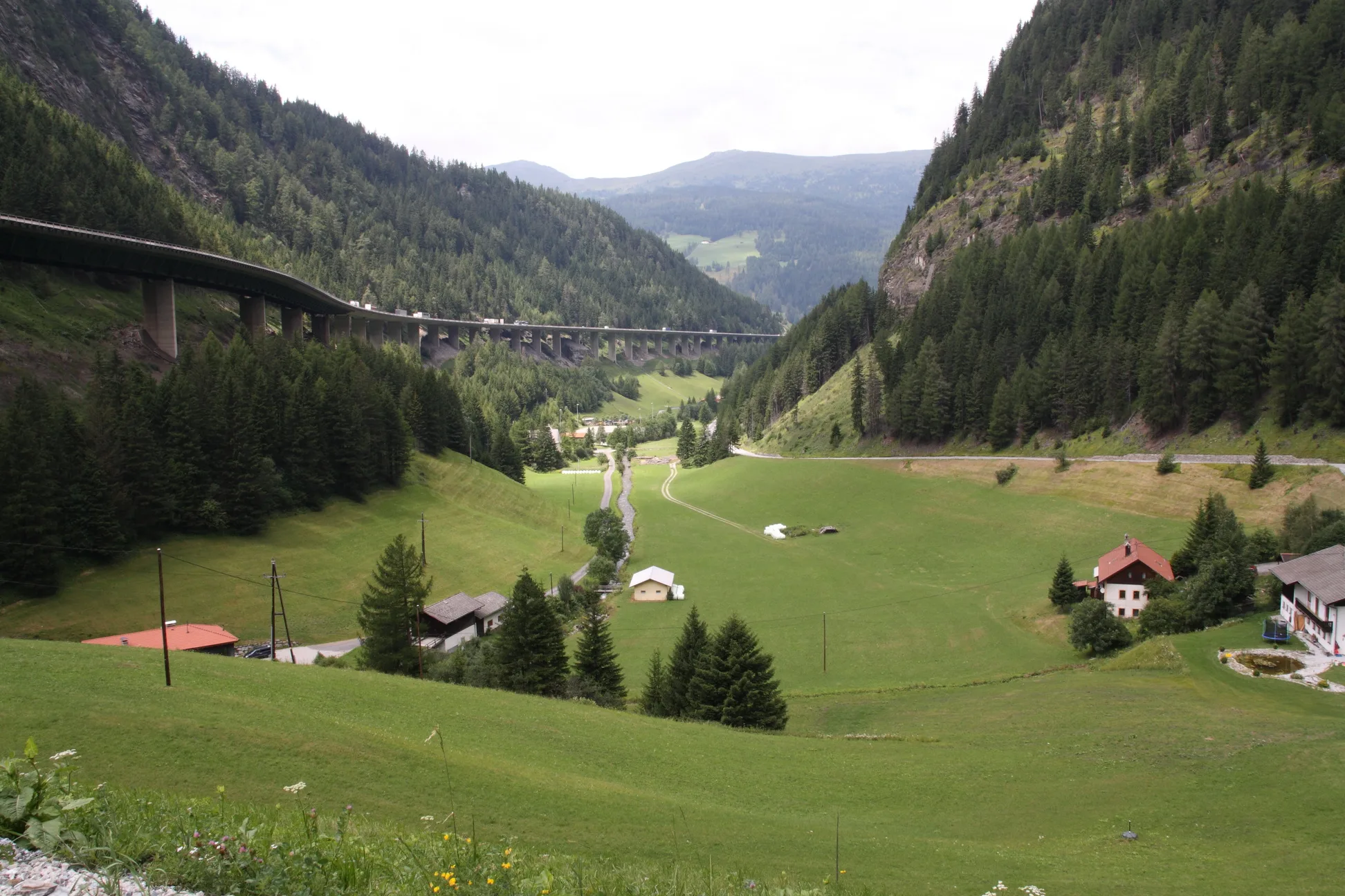 Valle alpina e infrastrutture stradali nella zona del Brennero
