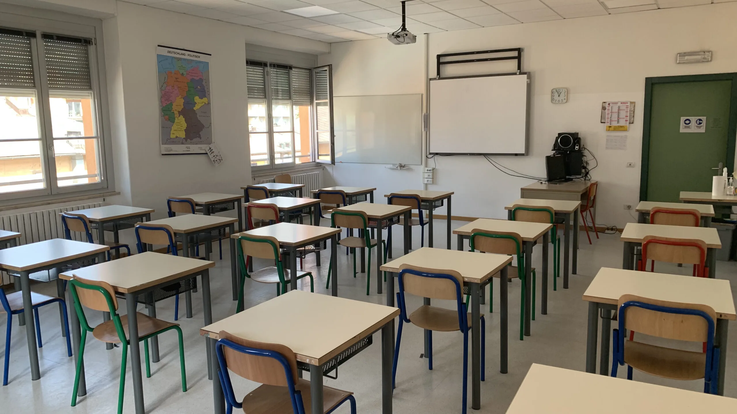 Aula scolastica italiana con banchi e lavagna