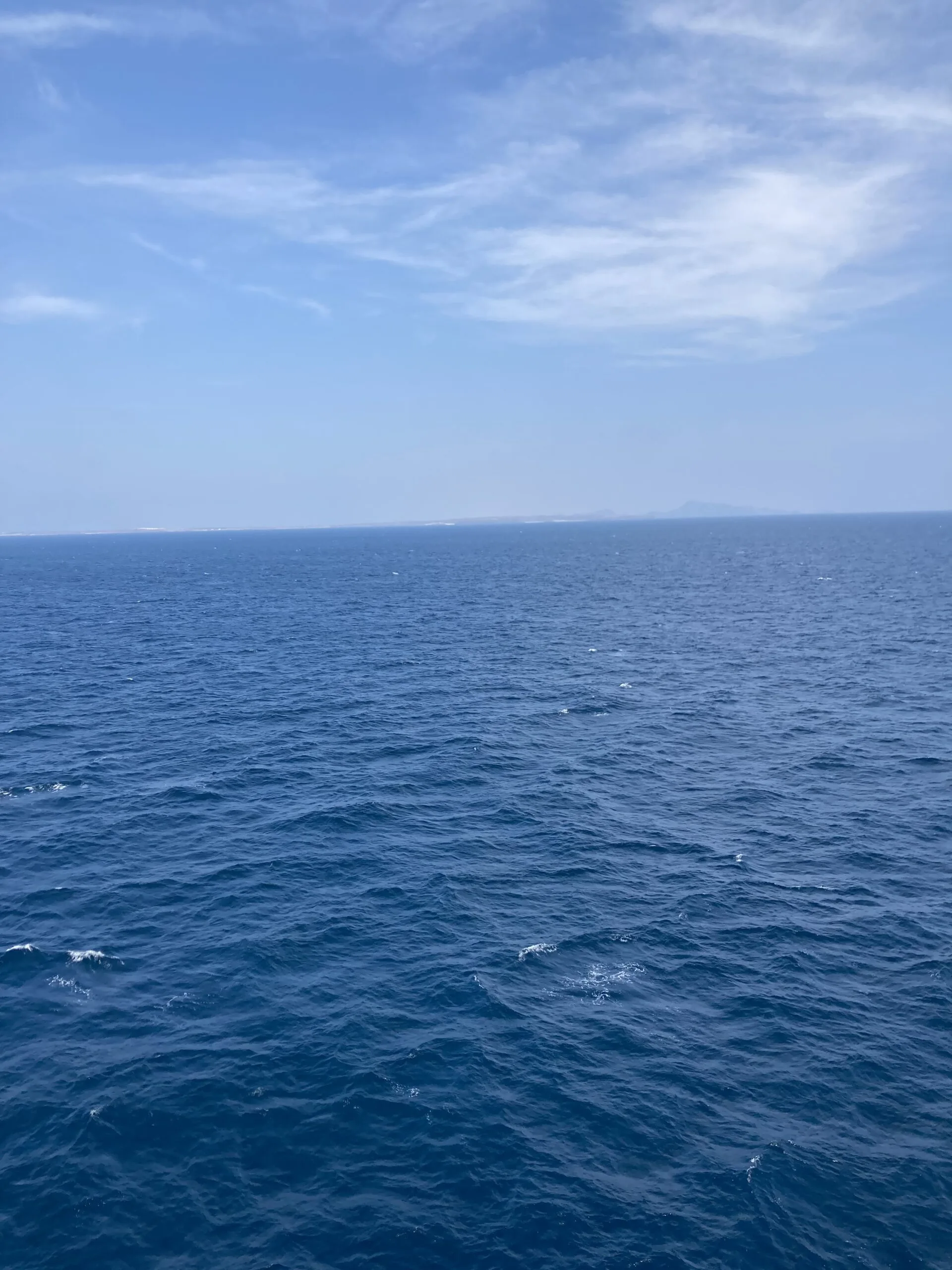 Lo stretto di Bab el-Mandeb visto dal canale marittimo