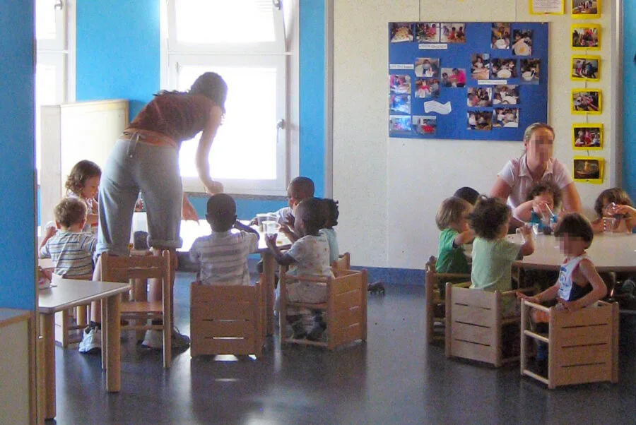 Bambini e insegnanti durante una giornata in un asilo nido italiano