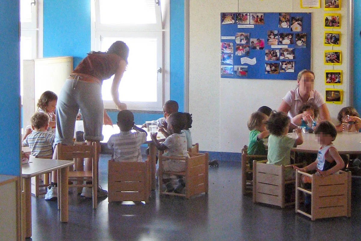 Bambini e insegnanti durante una giornata in un asilo nido italiano