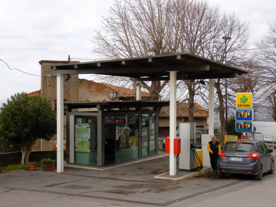 Stazione di servizio italiana con prezzi di gasolio e benzina esposti