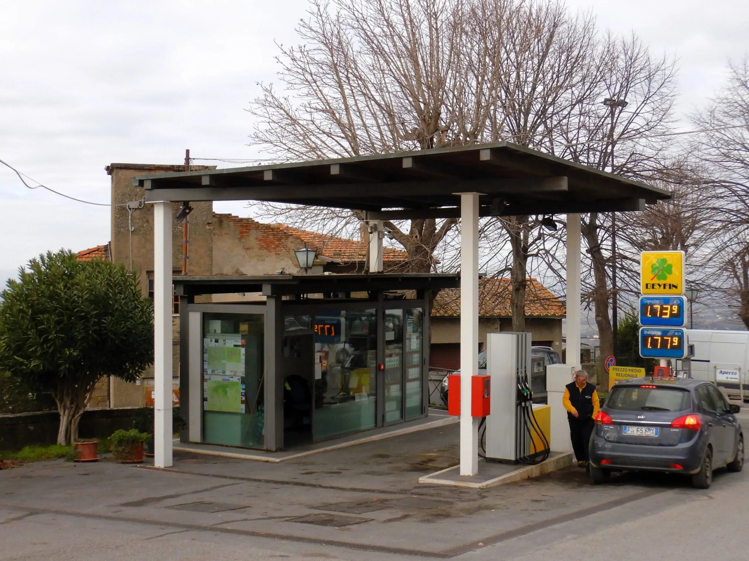 Stazione di servizio italiana con prezzi di gasolio e benzina esposti
