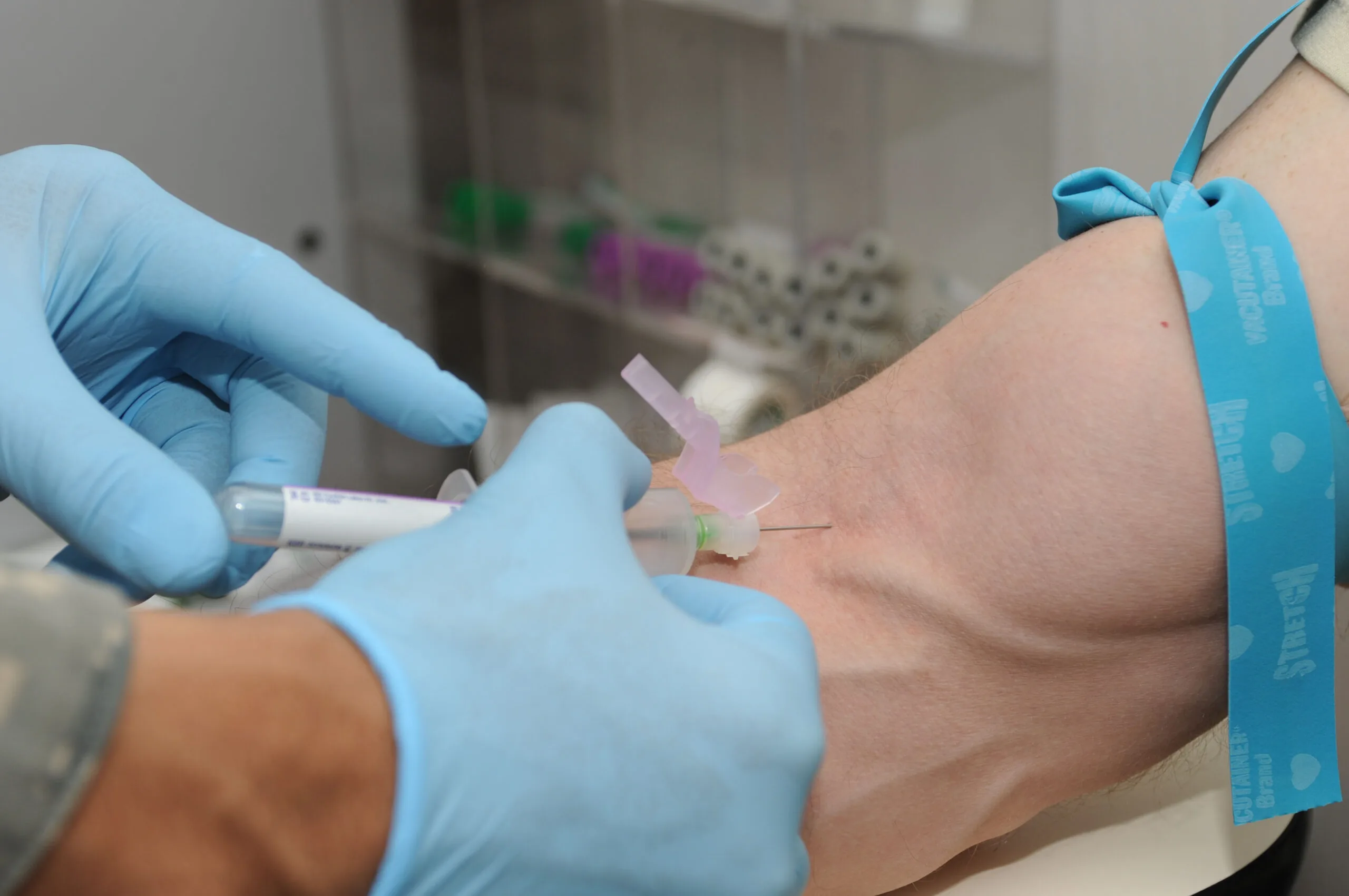 Prelievo su un potenziale donatore di sangue in ambulatorio