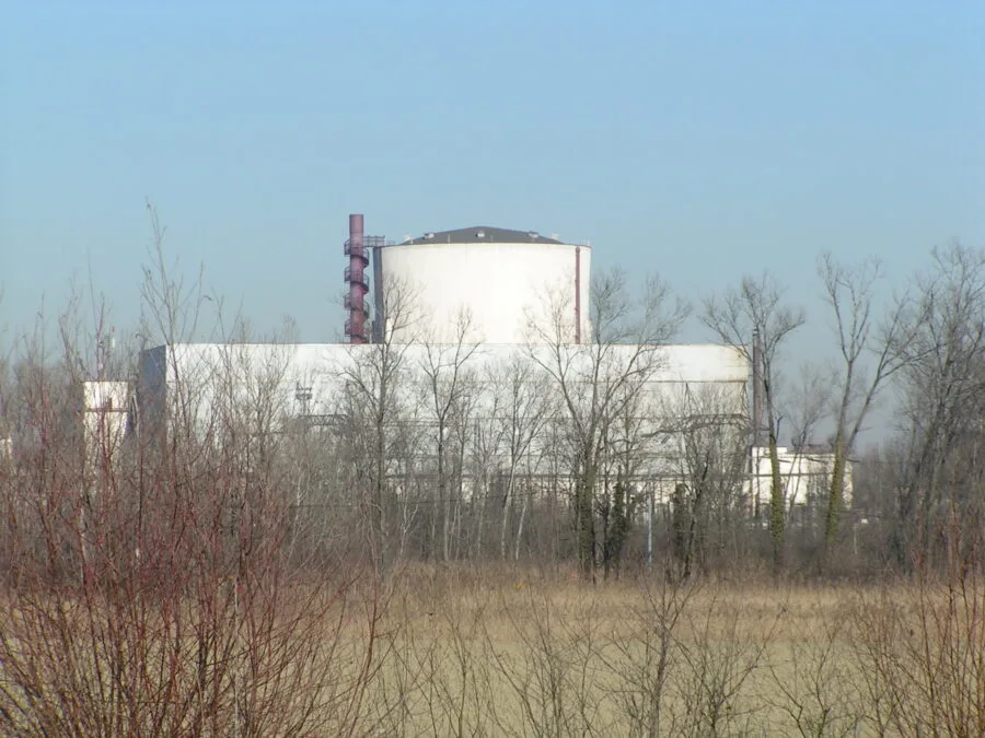 Veduta esterna della centrale nucleare di Caorso in Emilia-Romagna