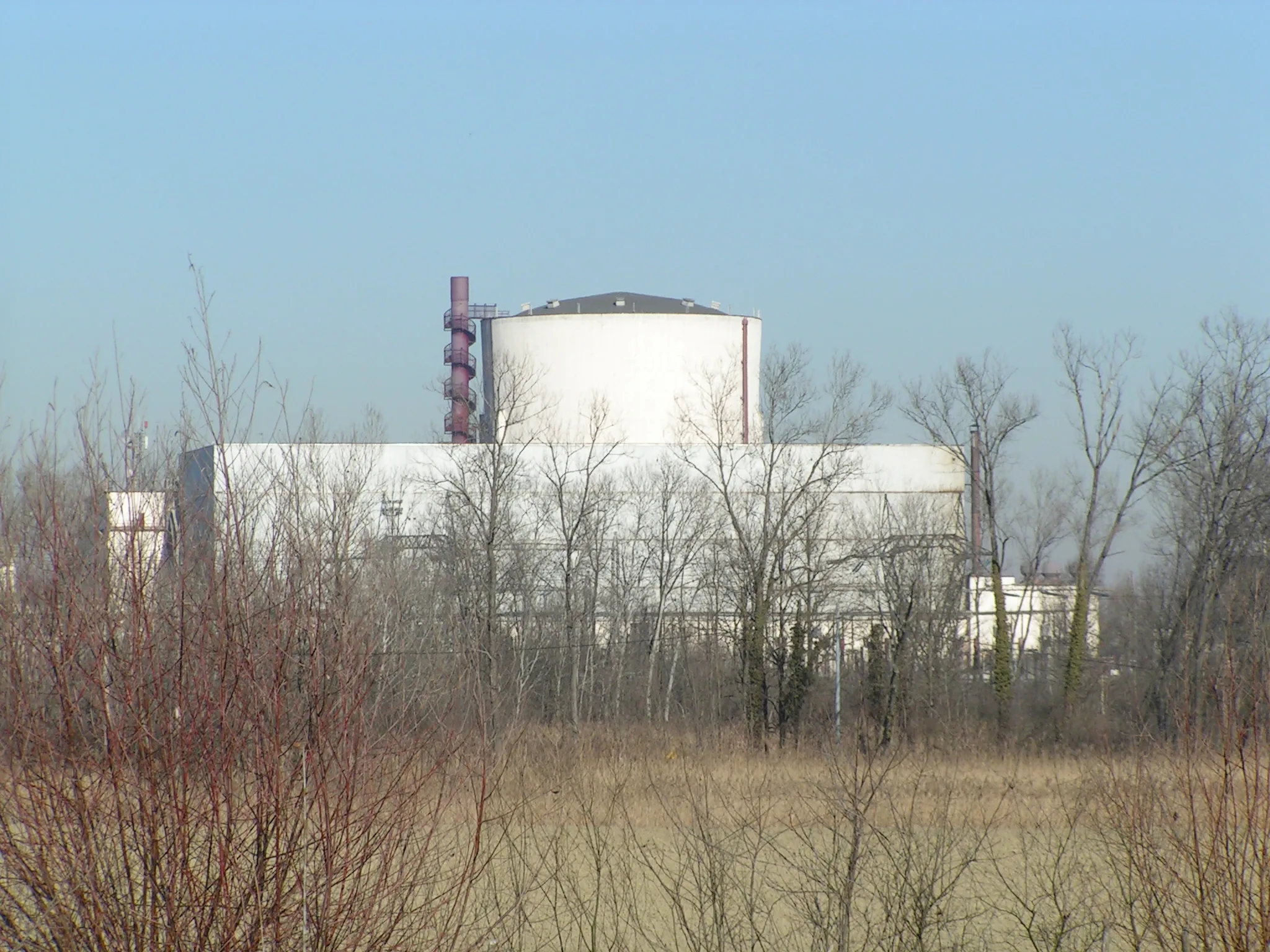 Veduta esterna della centrale nucleare di Caorso in Emilia-Romagna