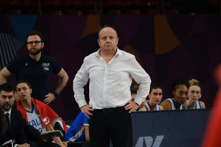 Andrea Capobianco davanti alla panchina della nazionale italiana femminile di basket