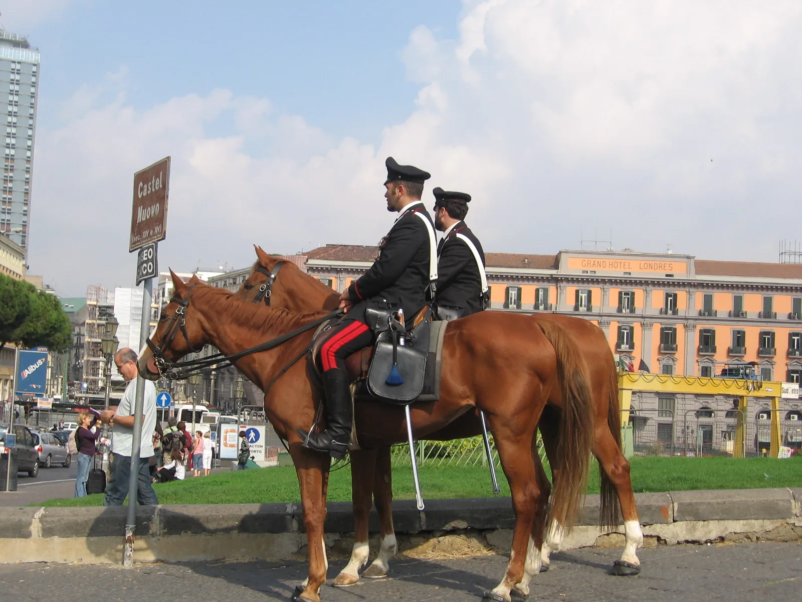 Carabinieri a cavallo nel centro di Napoli