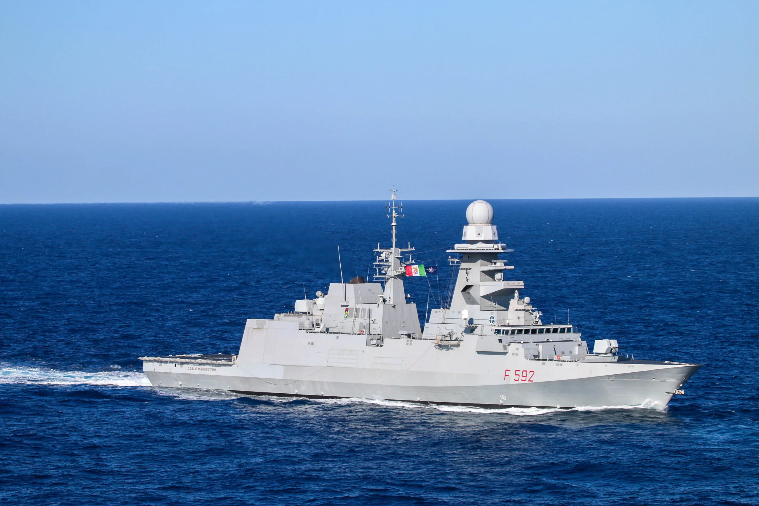 La fregata italiana Carlo Margottini in navigazione nel Mediterraneo