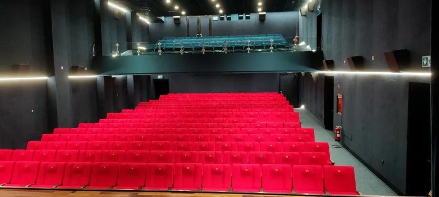 Sala cinematografica con poltrone rosse vista dalla platea