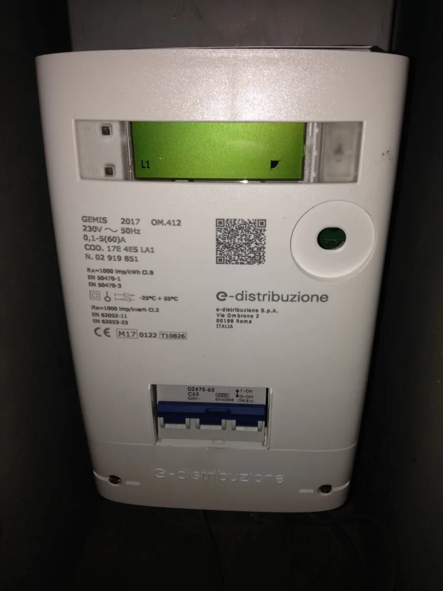 Contatore elettrico e-distribuzione in un'abitazione italiana
