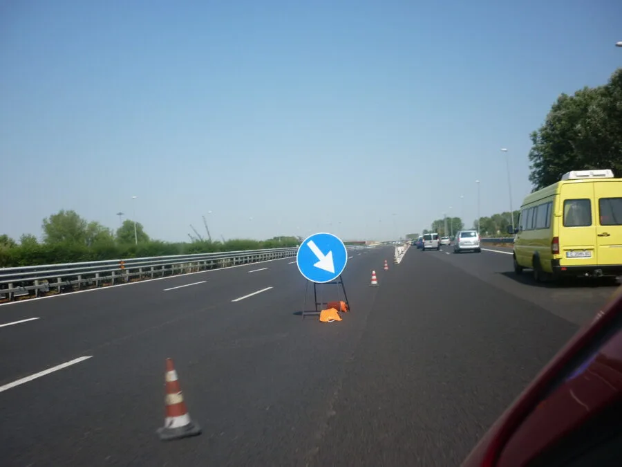 Veicoli in marcia e deviazioni su una carreggiata dell’autostrada A4