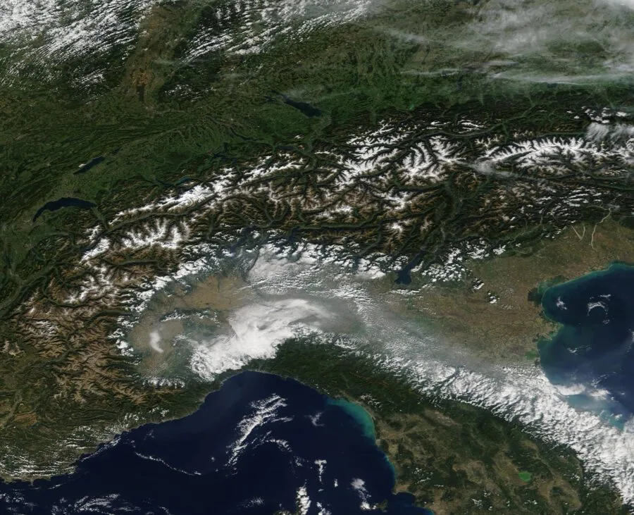 Immagine satellitare della Pianura Padana con foschia e smog