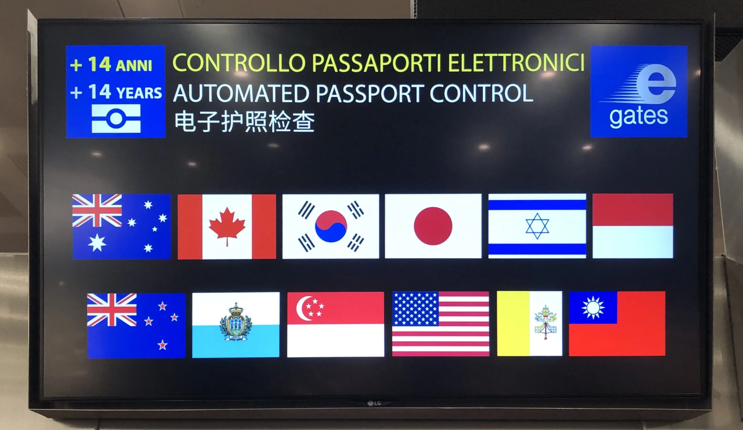 Cartello per controllo passaporti elettronici in aeroporto italiano