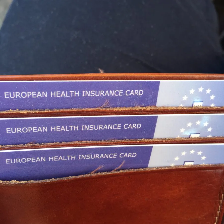 Tessere sanitarie europee conservate in un portafoglio