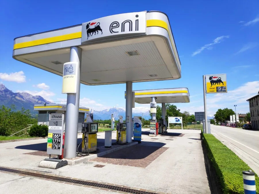 Stazione di servizio Eni con prezzi carburante esposti