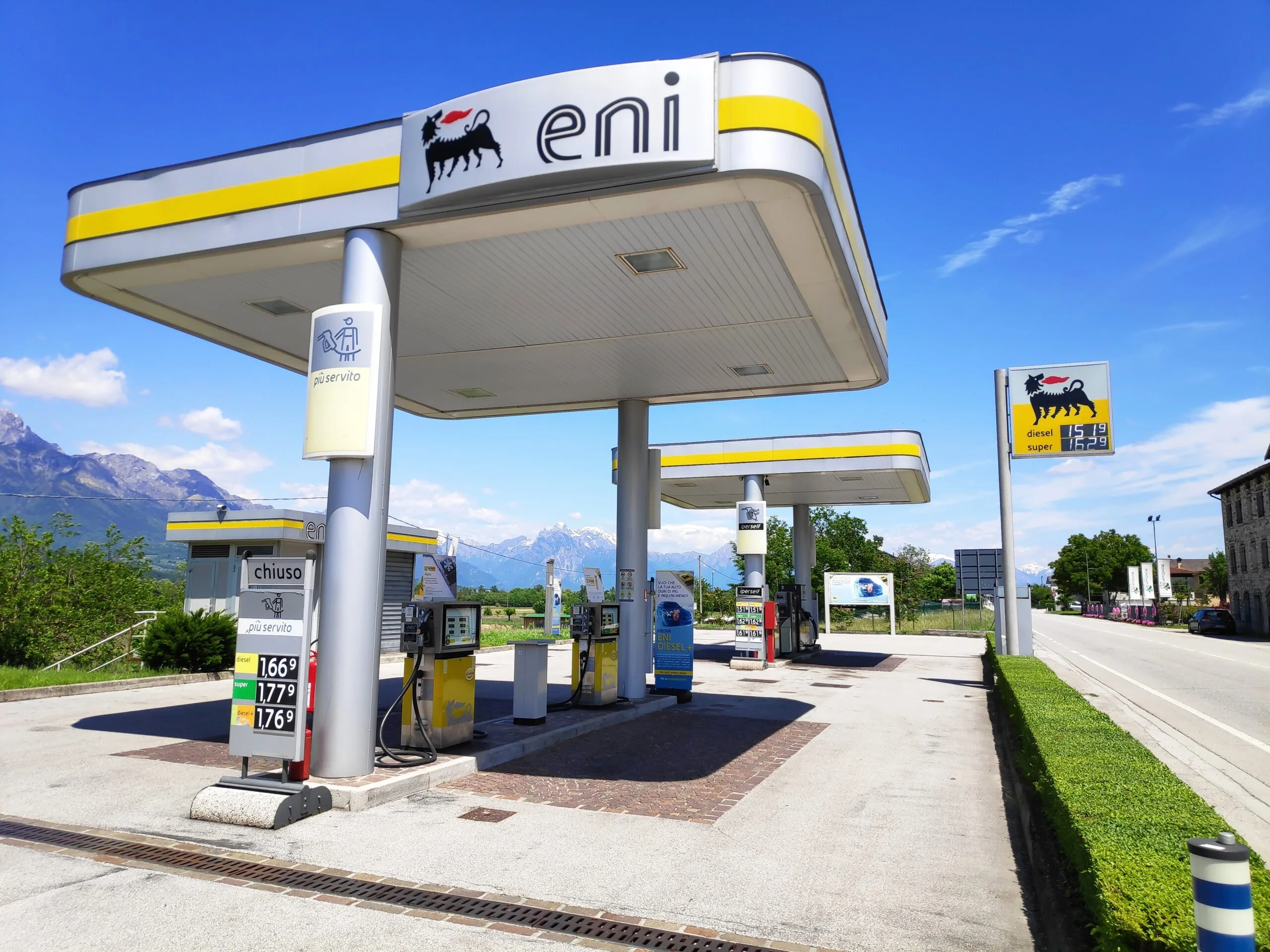 Stazione di servizio Eni con prezzi carburante esposti