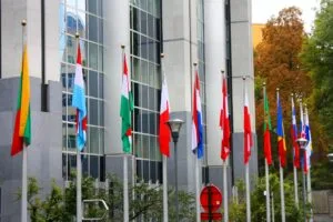 Bandiere degli Stati UE davanti al Parlamento europeo
