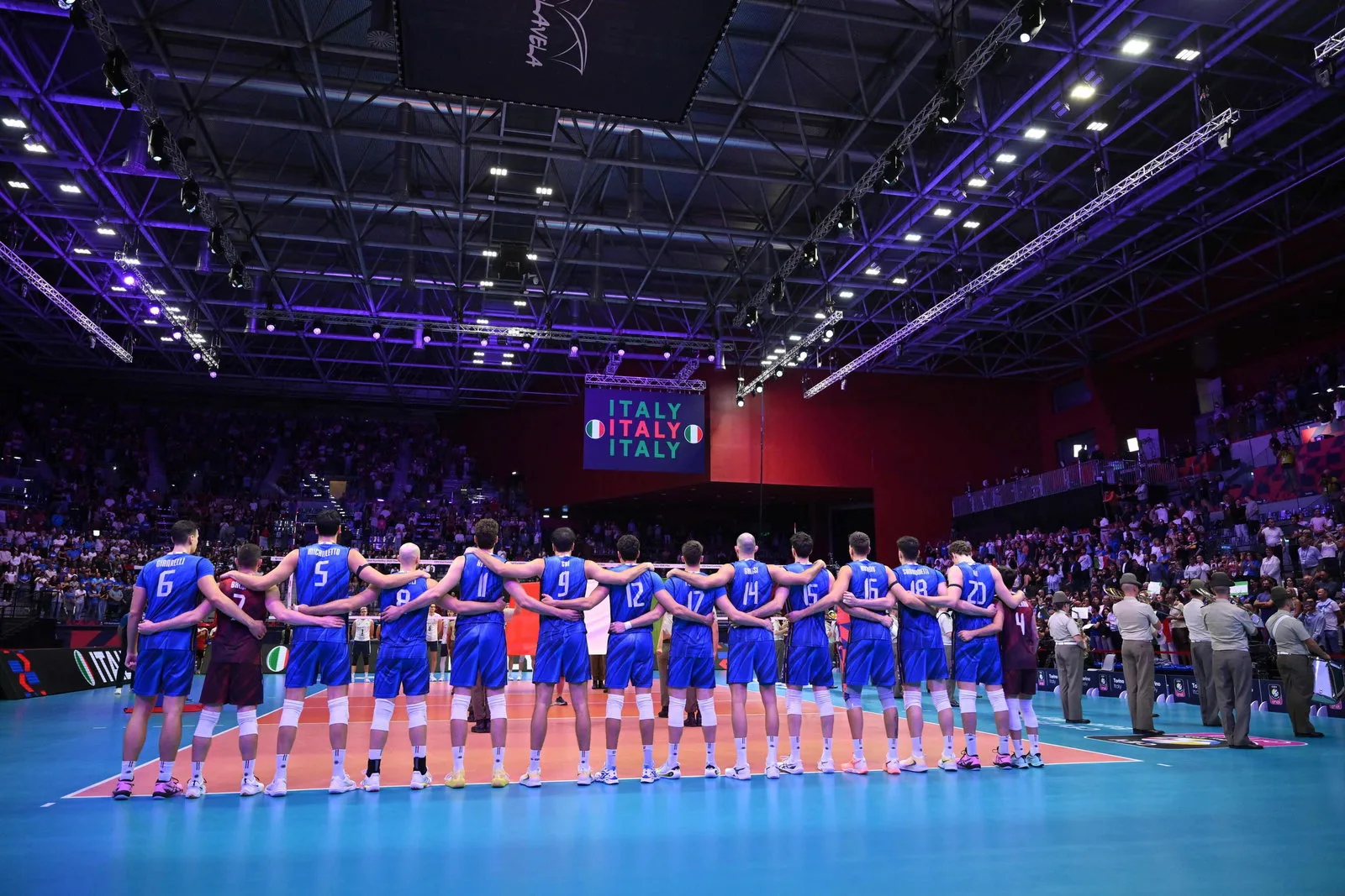 La nazionale italiana di pallavolo al PalaVela di Torino prima della partita contro la Finlandia