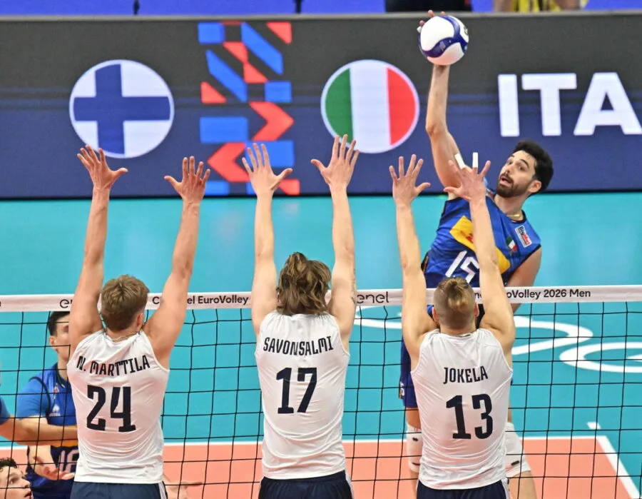 Un attacco dell'Italia contro il muro della Finlandia nel quarto di finale EuroVolley 2026