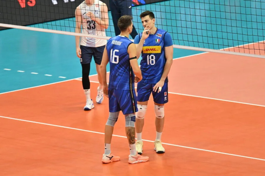 Yuri Romano e Mattia Bottolo parlano sotto rete durante Italia-Finlandia a EuroVolley 2026