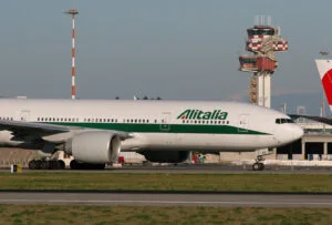 Aereo e torre di controllo a Fiumicino