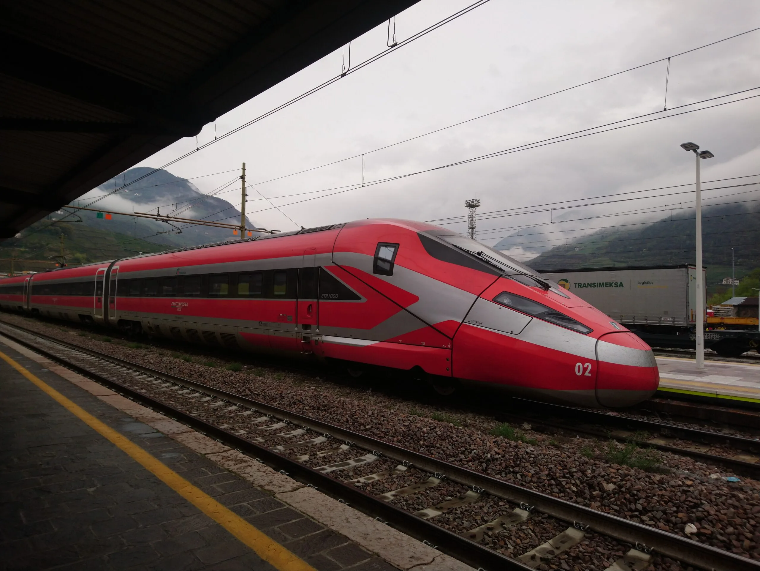 Frecciarossa 1000 fermo alla stazione di Bolzano sulla direttrice del Brennero
