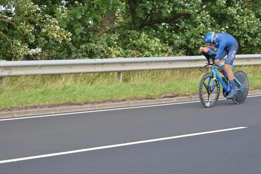 Filippo Ganna in posizione aerodinamica durante una cronometro mondiale su strada