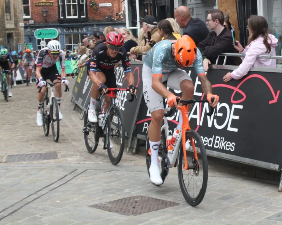 Filippo Ganna in azione su strada al Tour of Britain 2026