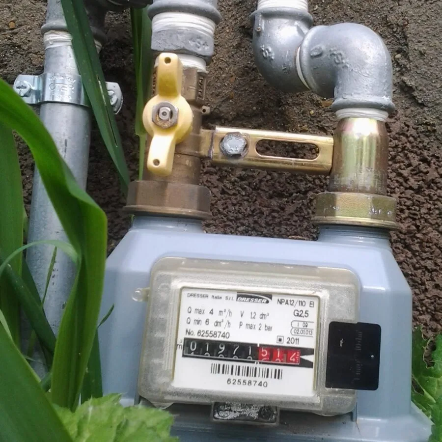 Contatore domestico del gas con tubazioni e valvola