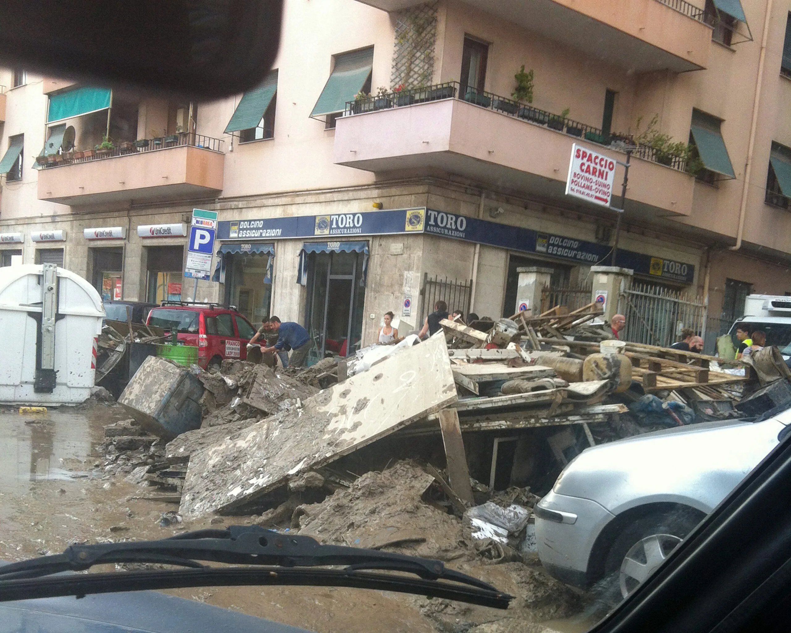 Danni e fango dopo una alluvione urbana in Italia