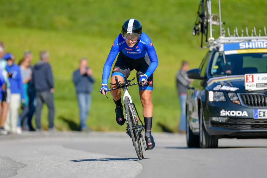 Elisa Longo Borghini in gara durante una cronometro mondiale su strada