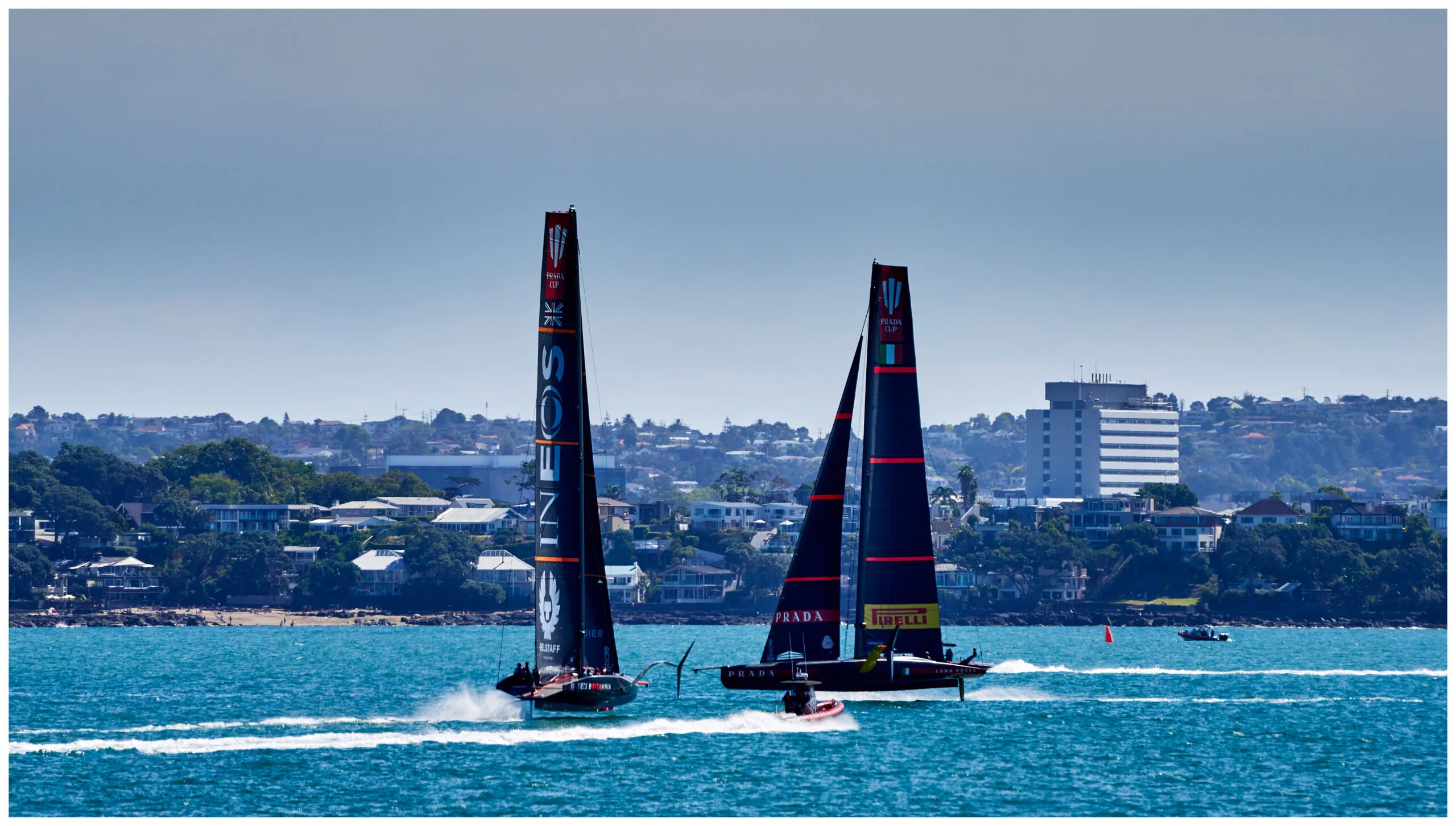 Luna Rossa in regata durante una prova di Coppa America