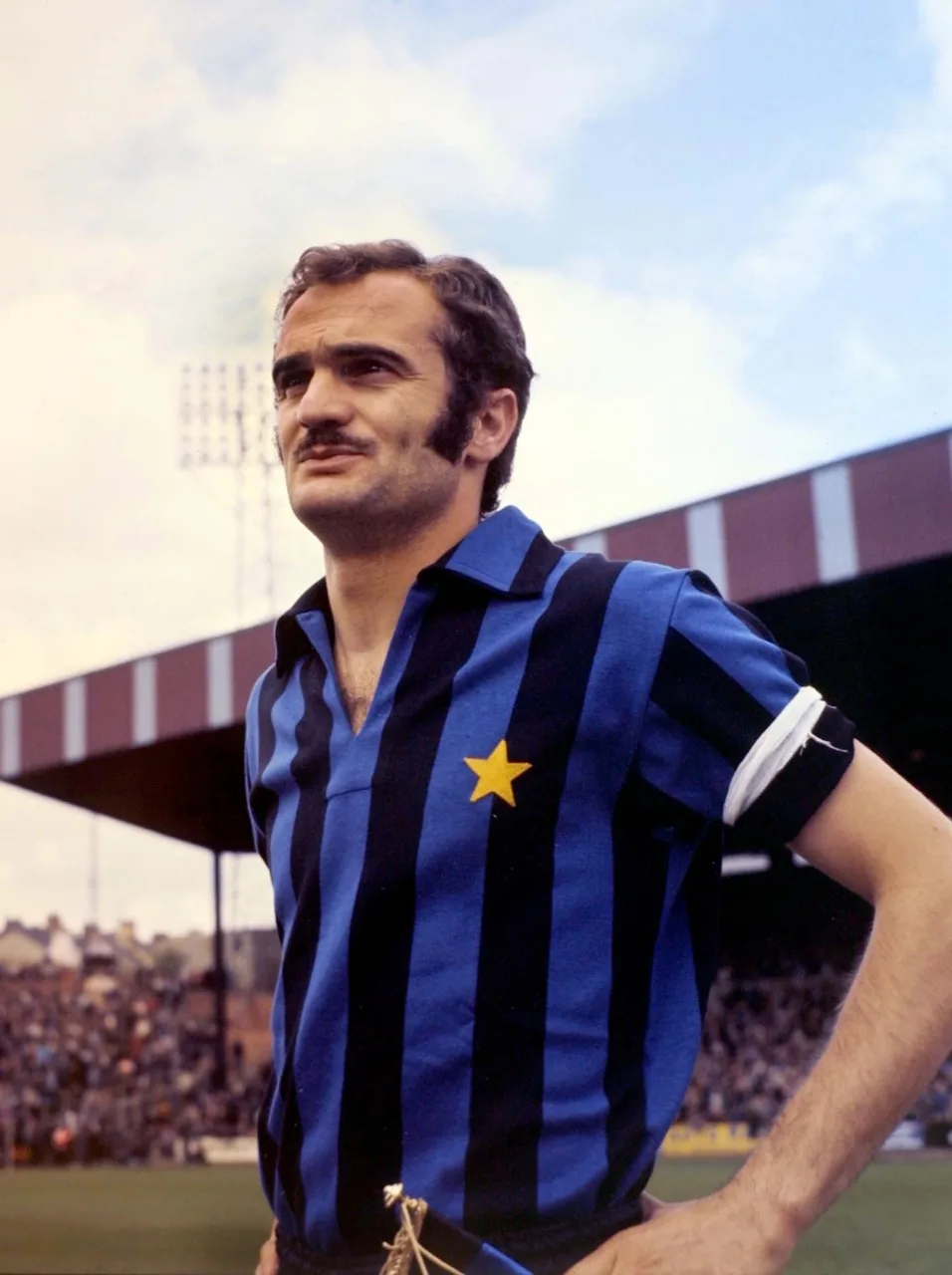 Sandro Mazzola con la maglia dell'Inter allo stadio