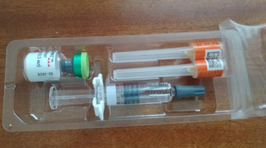 Confezione di vaccino MPR con flacone, siringa e aghi
