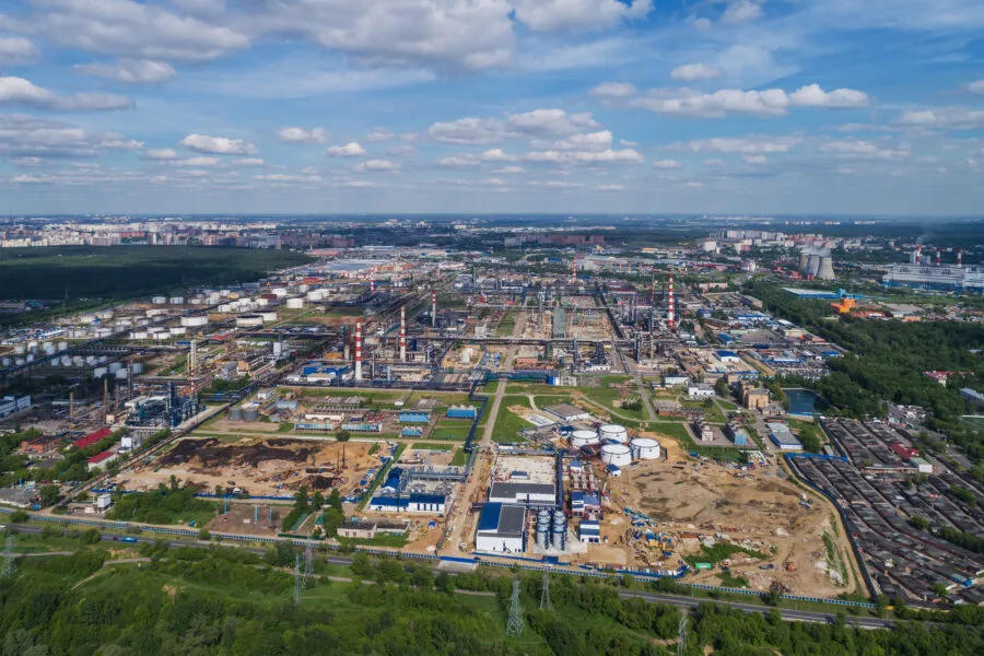 Raffineria di Mosca vista dall'alto con impianti industriali e serbatoi