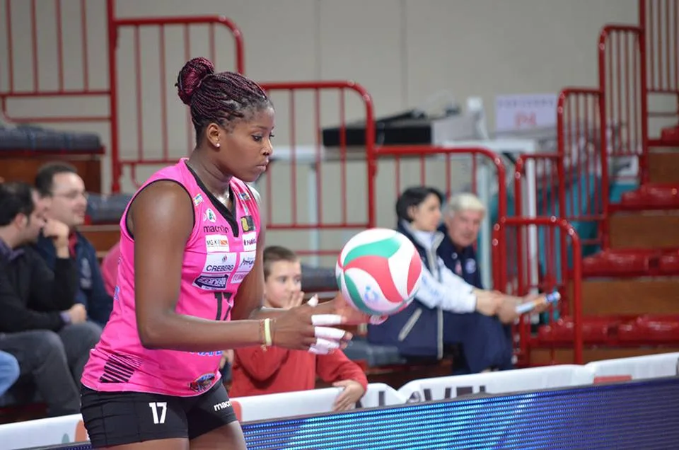 Myriam Sylla durante un azione di volley
